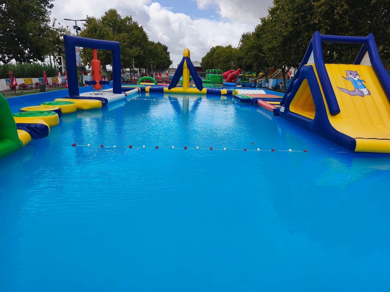 Piscina de obstáculos aquáticos com escorrega e trampolins
