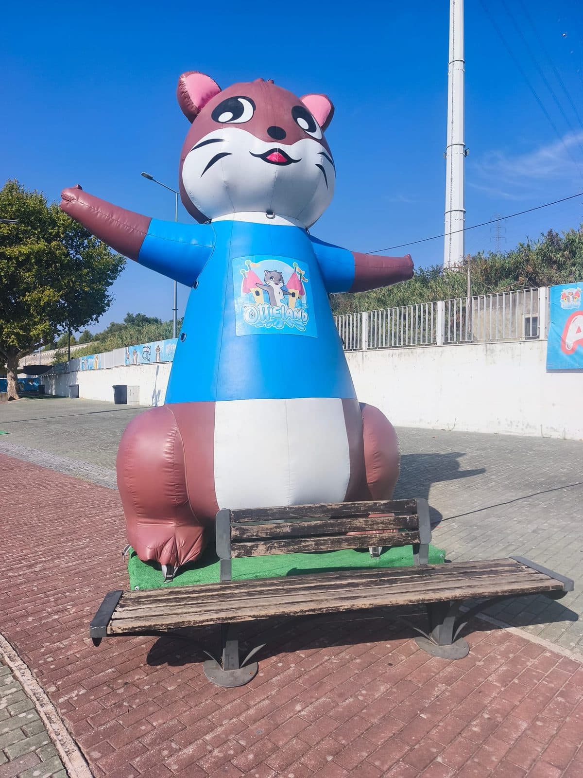 Ottie insuflável gigante à entrada do parque