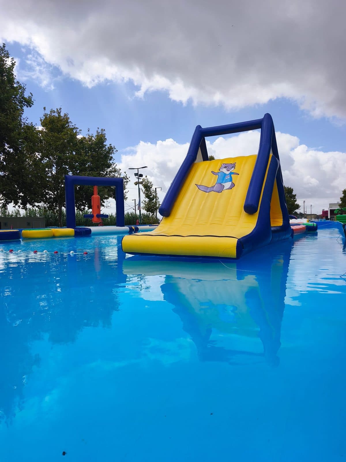Escorrega da piscina de obstáculos sob um céu dramático
