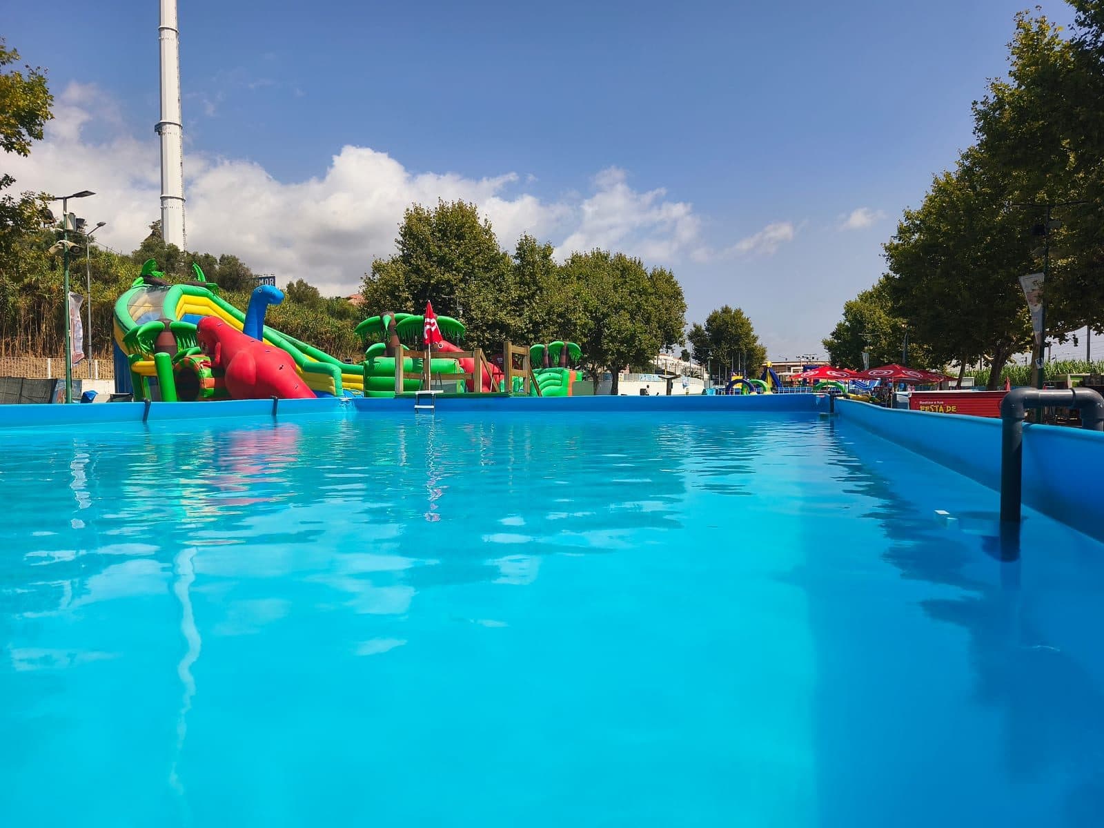 Piscina de nado livre ao final da tarde