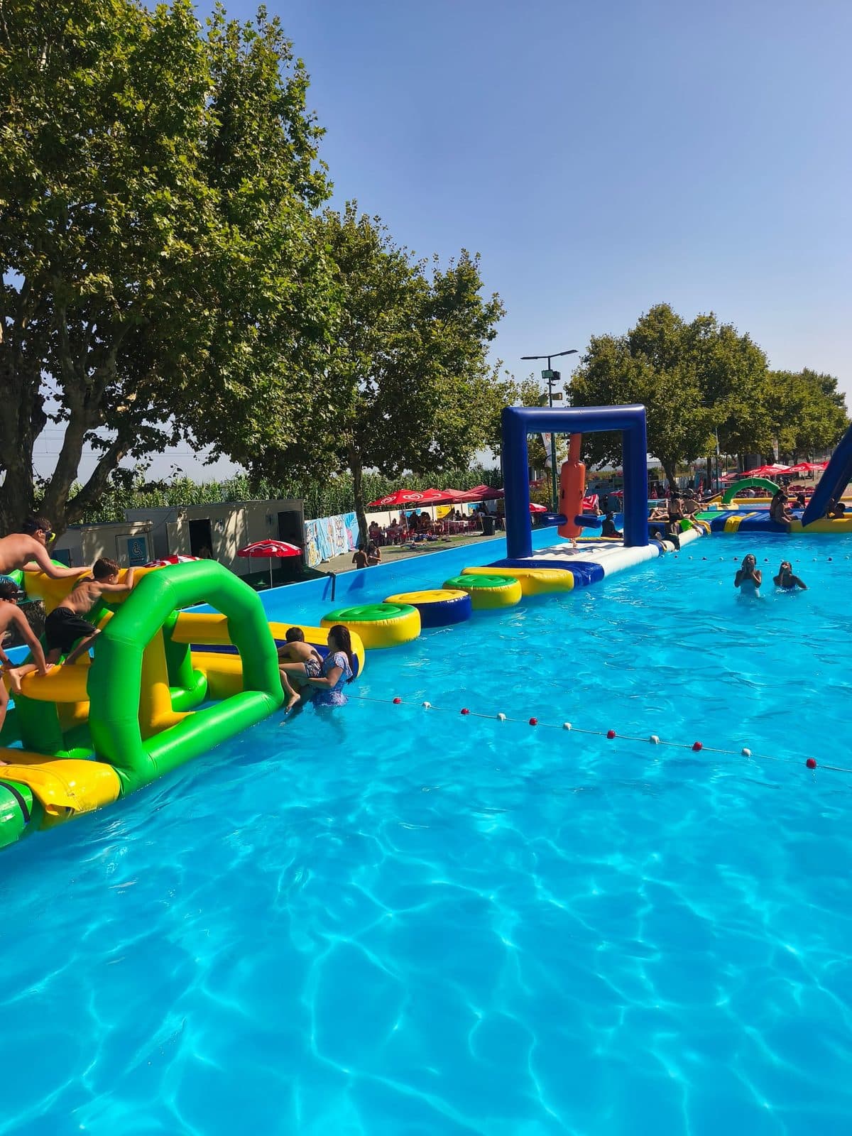 Percurso de obstáculos com famílias a divertir-se