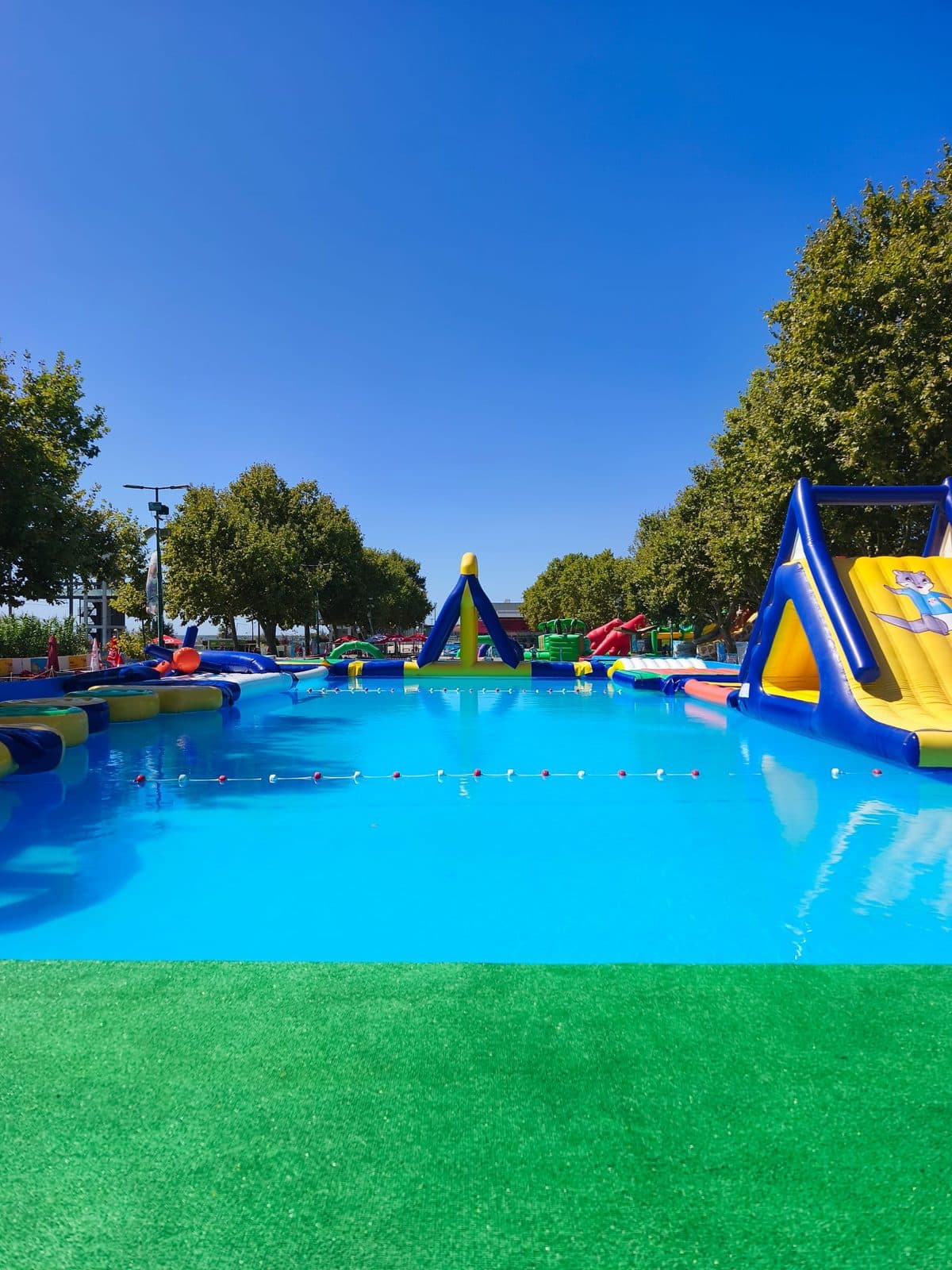 Piscina de obstáculos ao sol