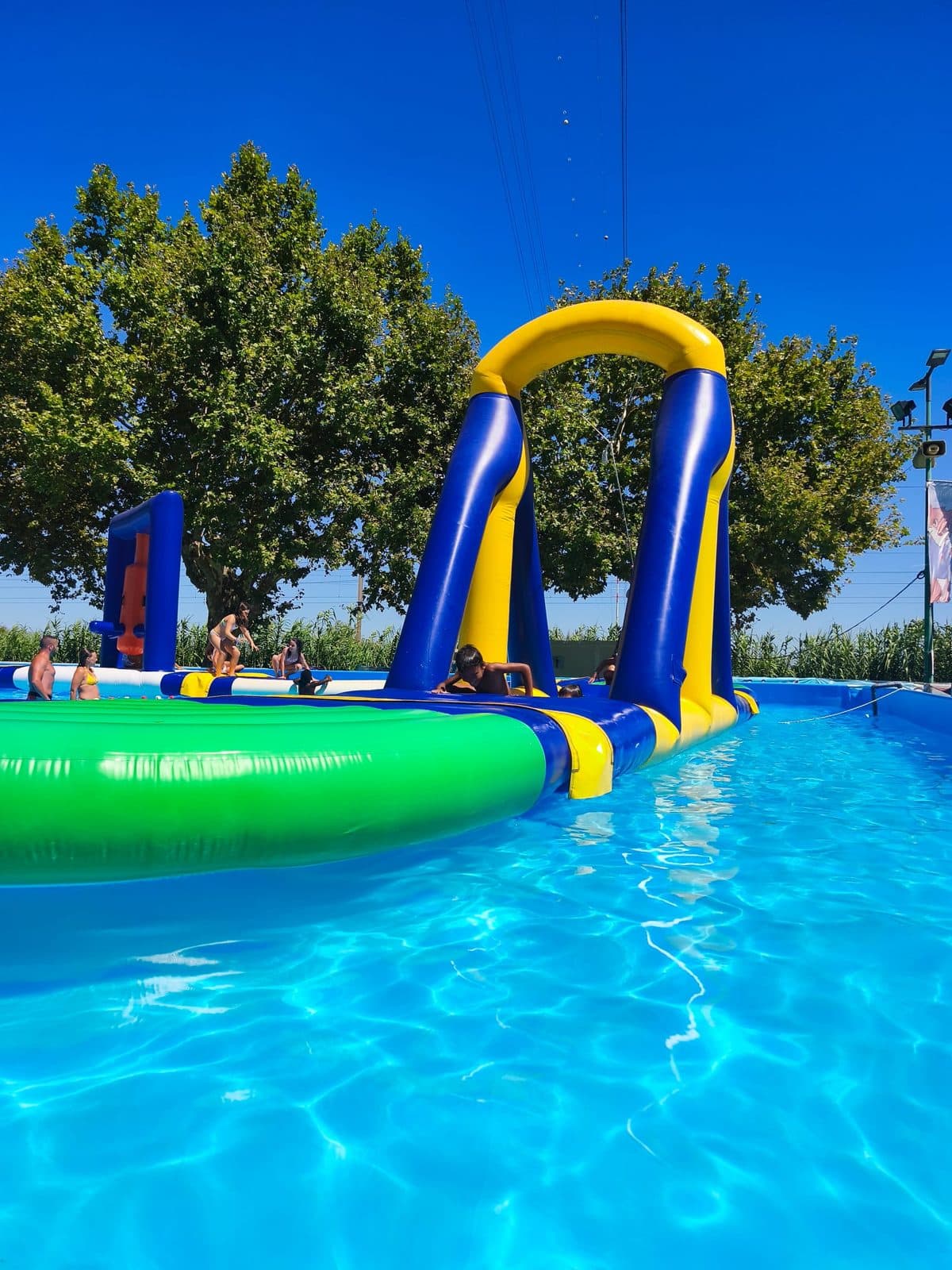 Arco de obstáculos na piscina