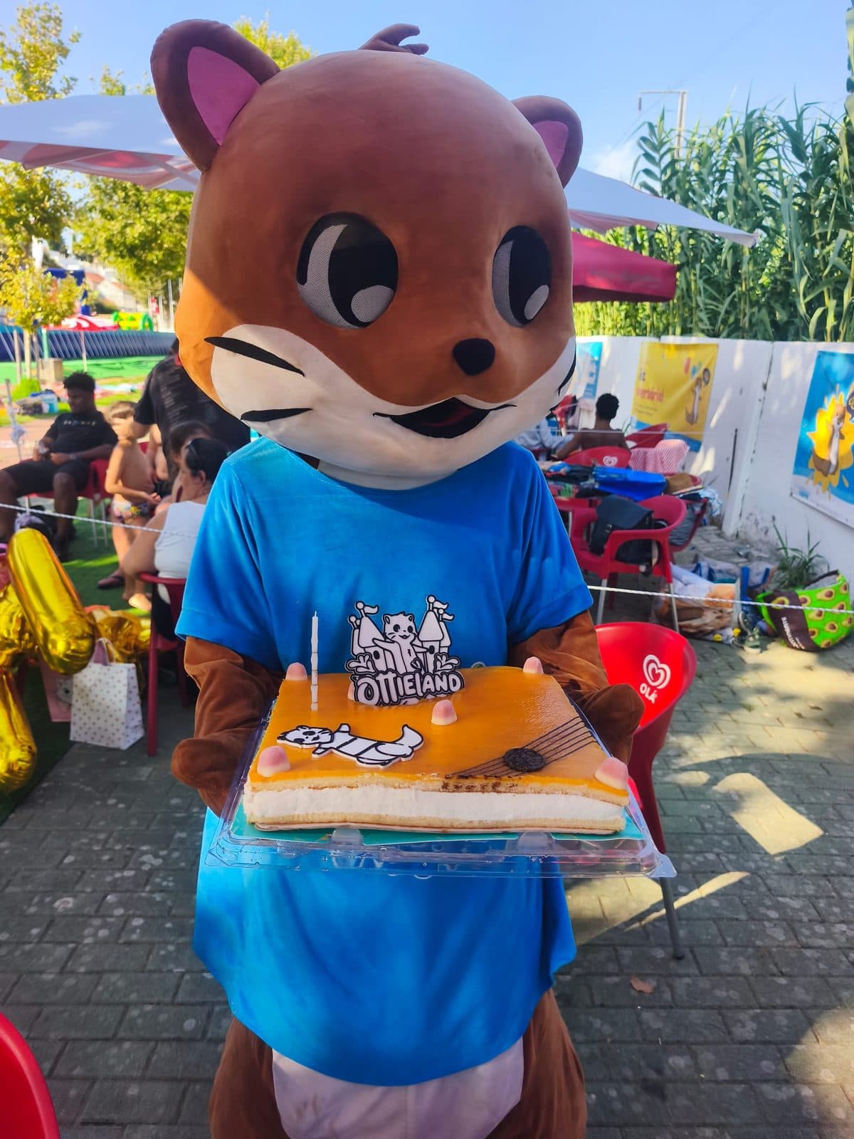 Ottie com o bolo de aniversário