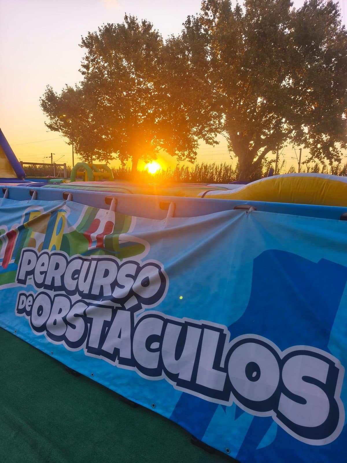 Pôr do sol sobre o percurso de obstáculos
